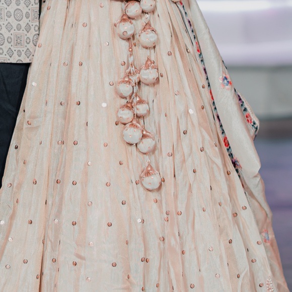 It would fit XS to M size. Both top and bottom are adjustable. - Picture 5 of 5